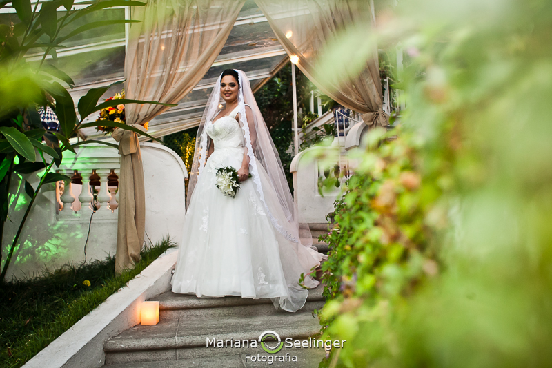 Noiva pronta com o bouquet em casamento registrado por Mariana Seelinger Fotografia de Casamentos e Familias em Niterói RJ