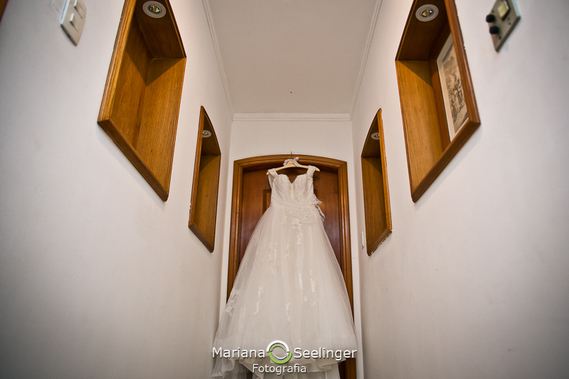 foto do vestido de noiva estilo princesa com tule e rendas em Alto da Boa Vista RJ em fotografia de Mariana Seelinger