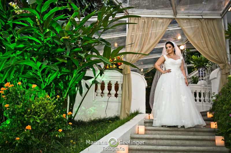 Noiva em making of em casamento registrado por Mariana Seelinger Fotografia de Casamentos e Familias em Niterói RJ