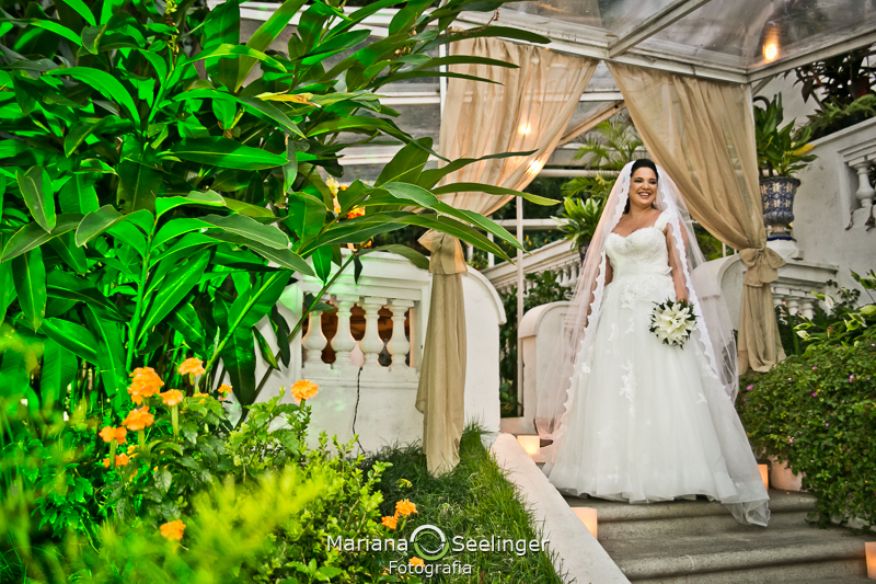 Noiva em ensaio externo em casamento registrado por Mariana Seelinger Fotografia de Casamentos e Familias em Niterói RJ