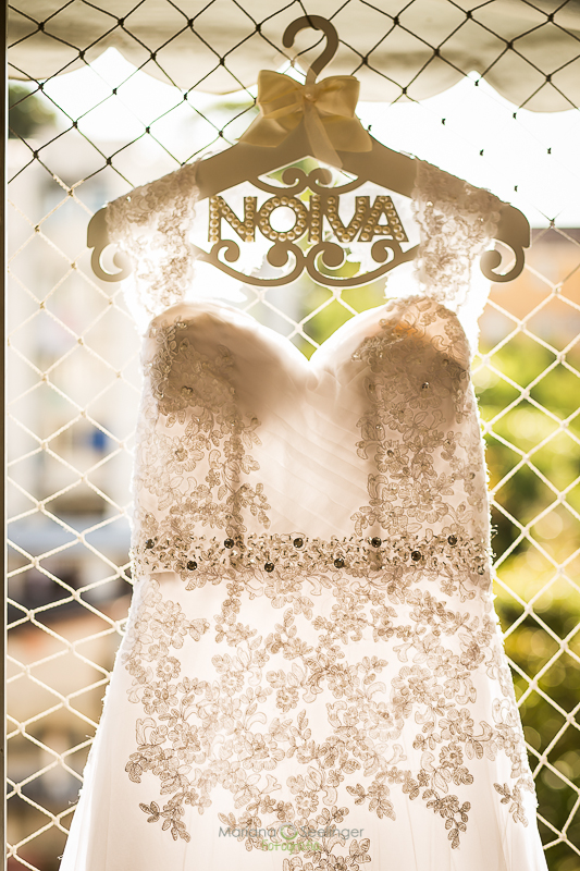 Foto do vestido da noiva em making of criativo no apartamento dos pais da noiva