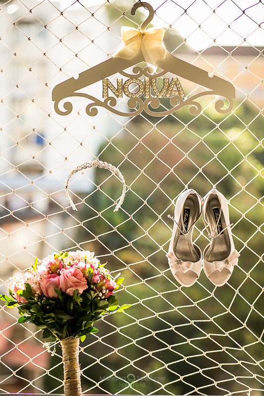 Foto dos enfeites da noiva em casamento registrado por Mariana Seelinger Fotografia de Casamentos e Familias em Niterói RJ