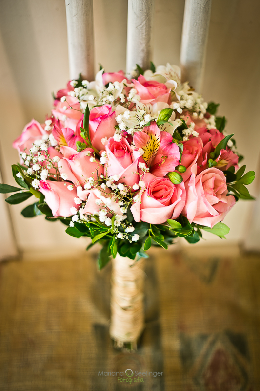 Foto do bouquet de rosas claras e folhagem verde da noiva durante o making of em fotografia da fotógrafa de casamentos efamilias mariana seelinger