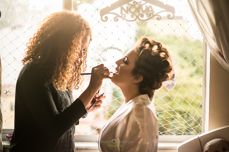 Noiva passando batom em making of em casamento registrado por Mariana Seelinger Fotografia de Casamentos e Familias em Niterói RJ