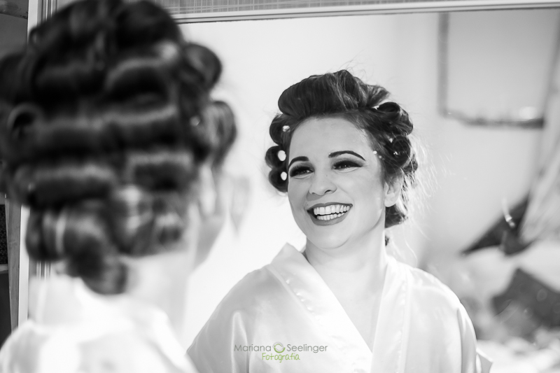 Noiva se preparando pro casamento em making of em casamento registrado por Mariana Seelinger Fotografia de Casamentos e Familias em Niterói RJ