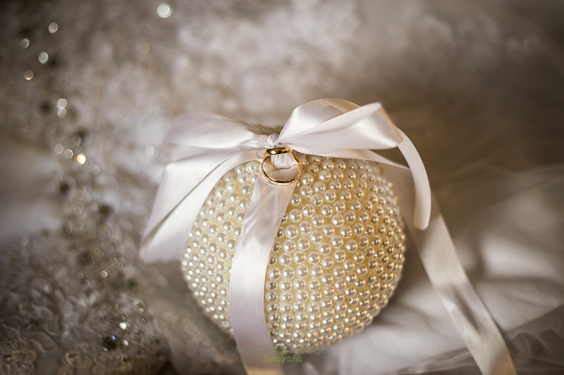 Perfume da noiva em making of em casamento registrado por Mariana Seelinger Fotografia de Casamentos e Familias em Niterói RJ