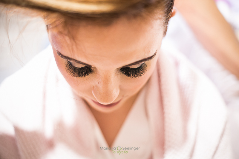 foto dos cílios da noiva durante o making of em apartamento na lapa - Rio de janeiro por AMriana Seelinger Fotografia