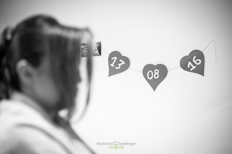 Foto durante making of em casamento registrado por Mariana Seelinger Fotografia de Casamentos e Familias em Niterói RJ