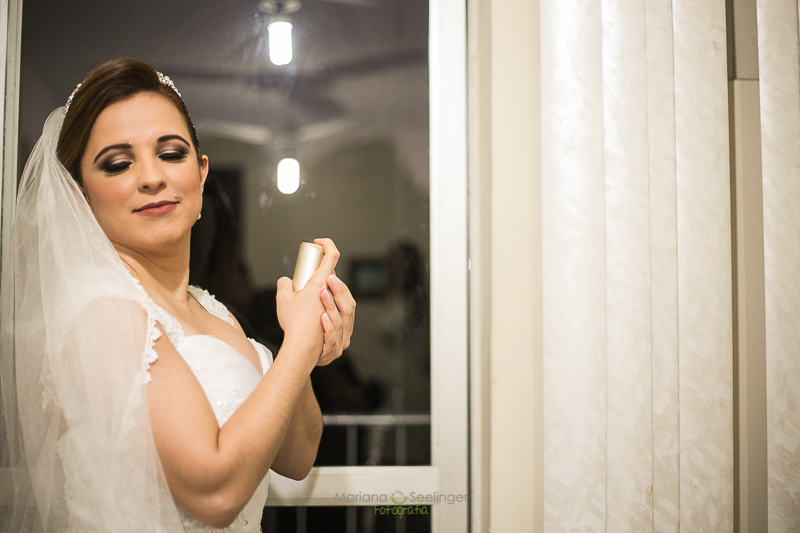 Noiva se perfumando em making of em casamento registrado por Mariana Seelinger Fotografia de Casamentos e Familias em Niterói RJ