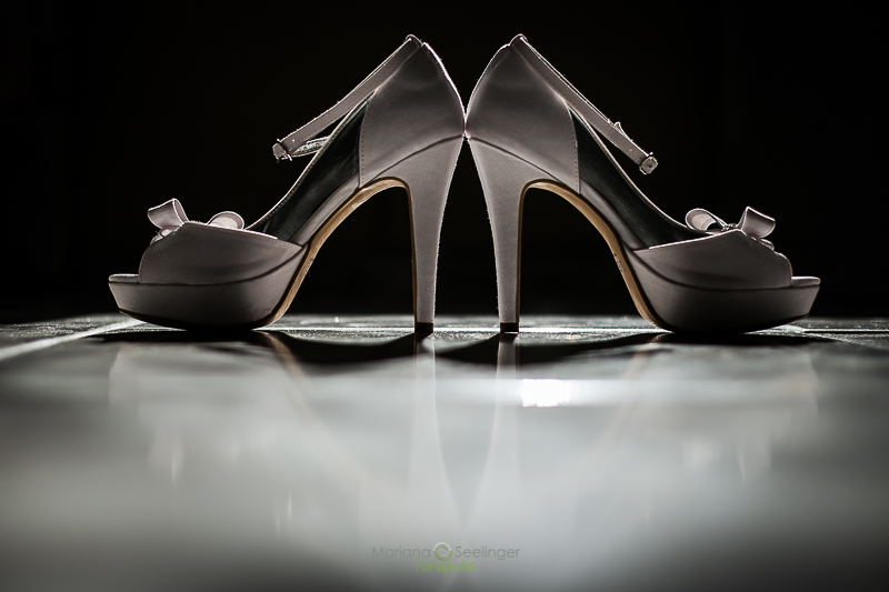 fotos do sapato da noiva no dia do casamento em oposição com sombras duras em fotografia de mariana seelinger