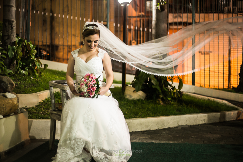 Foto do bouquet de flores e véu da noiva em casamento registrado por Mariana Seelinger Fotografia de Casamentos e Familias em Niterói RJ