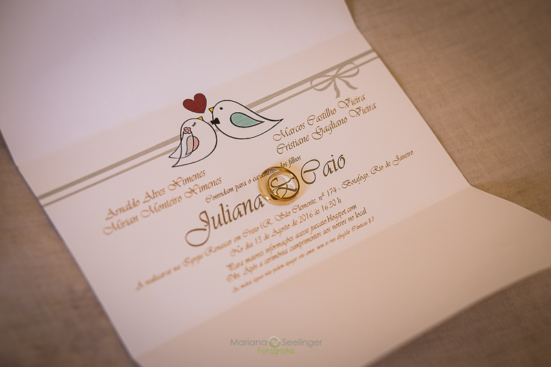 Foto detalhada do convite e da aliança do casamento em casamento registrado por Mariana Seelinger Fotografia de Casamentos e Familias em Niterói RJ