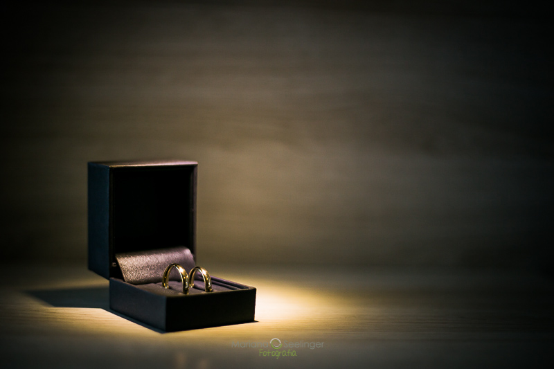 Foto das alianças em casamento registrado por Mariana Seelinger Fotografia de Casamentos e Familias em Niterói RJ