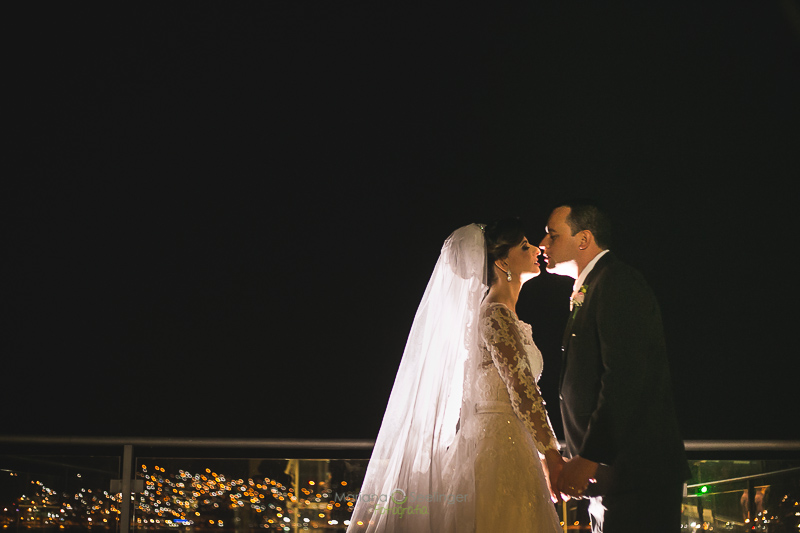 Ensaio externo de casamento em sacada de casa de festa em niterói em casamento registrado por Mariana Seelinger Fotografia de Casamentos e Familias em Niterói RJ