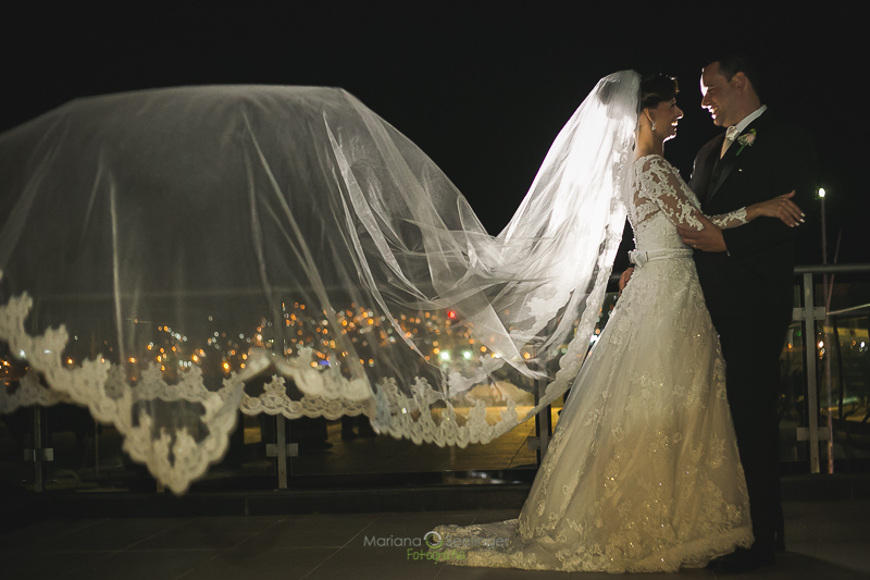 Foto detalhada q mostra véu e vestido da noiva em casamento registrado por Mariana Seelinger Fotografia de Casamentos e Familias em Niterói RJ