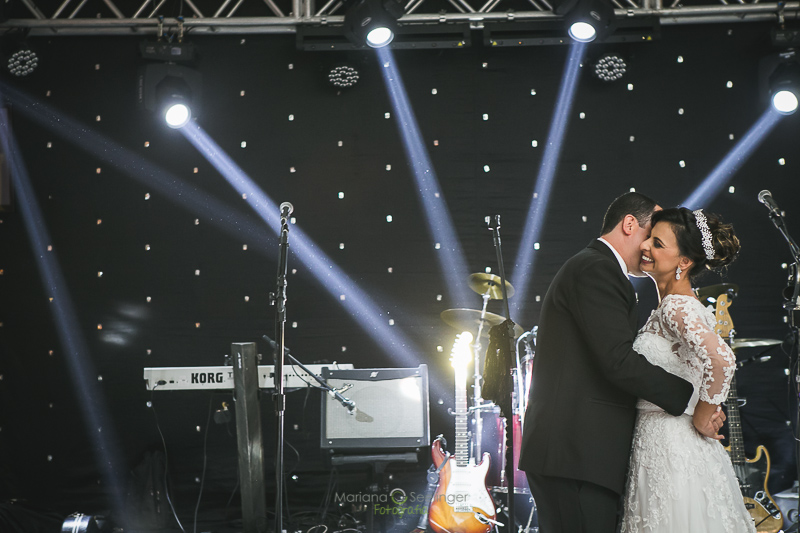 Noivo e noiva abrindo pista de dança em casa de festa em niterói em casamento registrado por Mariana Seelinger Fotografia de Casamentos e Familias em Niterói RJ