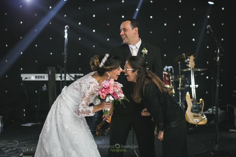 Foto dos noivos com cerimonialista do casamento em casamento registrado por Mariana Seelinger Fotografia de Casamentos e Familias em Niterói RJ