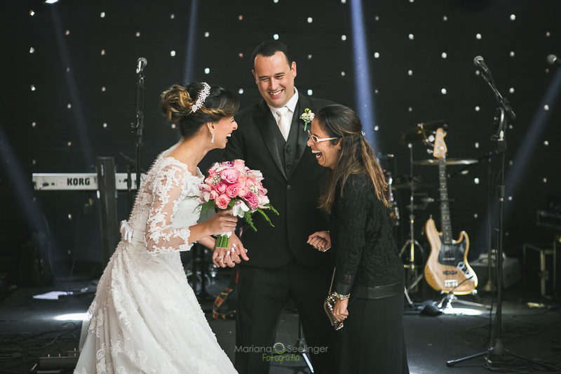 Noivos e cerimonialista em casamento registrado por Mariana Seelinger Fotografia de Casamentos e Familias em Niterói RJ