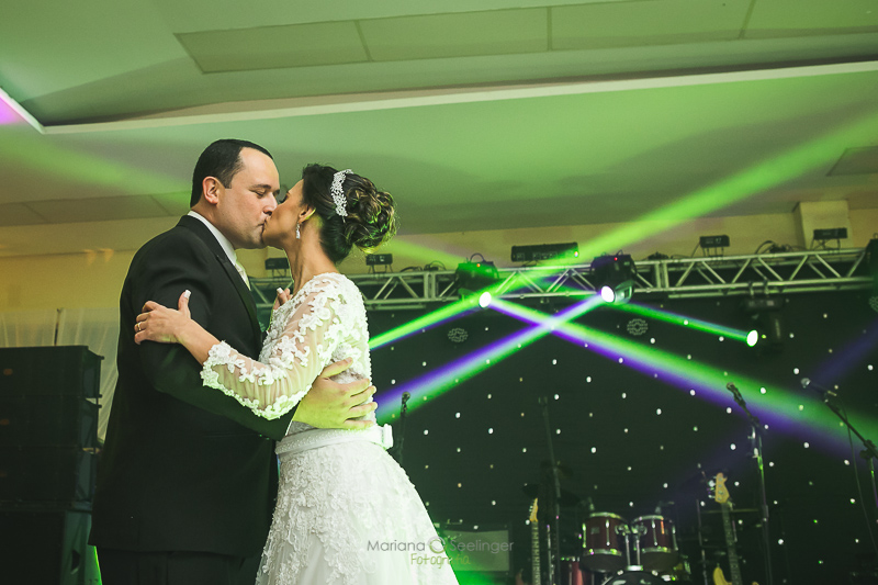 Noivos se beijando na pista de dança da casa de festa em niteroi em casamento registrado por Mariana Seelinger Fotografia de Casamentos e Familias em Niterói RJ