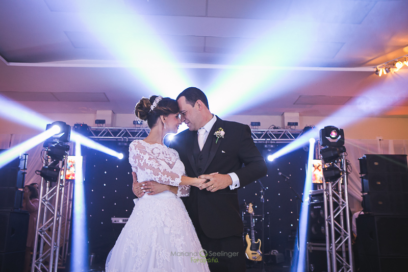 Noivos dança em abertura de pista de dança em casa de festa em niterói em casamento registrado por Mariana Seelinger Fotografia de Casamentos e Familias em Niterói RJ