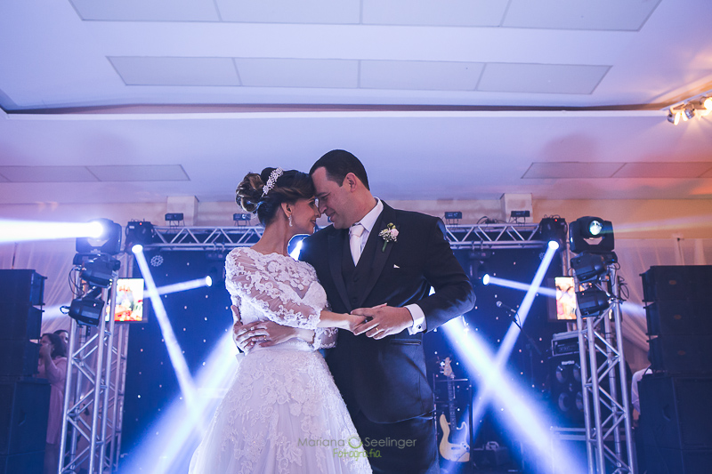 Noivo e noiva em pista de dança na festa de casamento em casamento registrado por Mariana Seelinger Fotografia de Casamentos e Familias em Niterói RJ