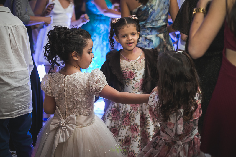 Foto das daminhas dp casamento em casamento registrado por Mariana Seelinger Fotografia de Casamentos e Familias em Niterói RJ