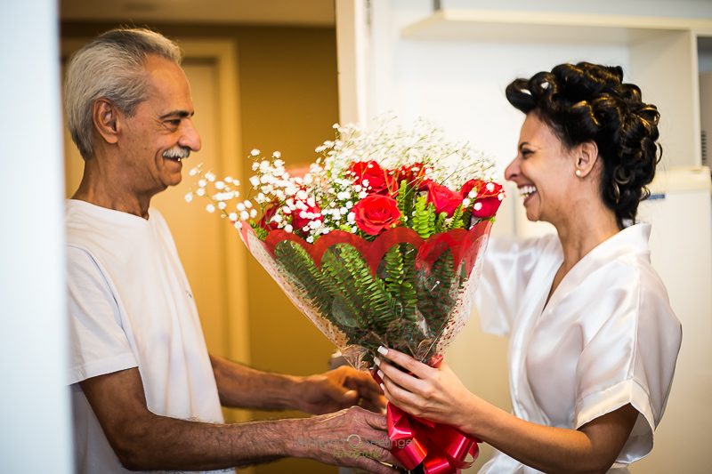 Pai dando bouquet pra filha em making of em casamento registrado por Mariana Seelinger Fotografia de Casamentos e Familias em Niterói RJ