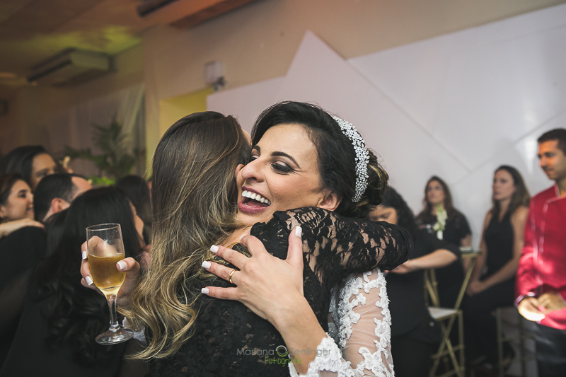 Noiva cumprimentando seus convidados em casamento registrado por Mariana Seelinger Fotografia de Casamentos e Familias em Niterói RJ