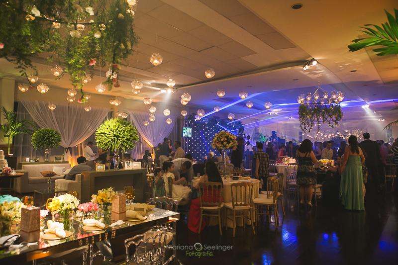 Decoração da casa de festa em niterói em casamento registrado por Mariana Seelinger Fotografia de Casamentos e Familias em Niterói RJ