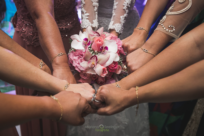 FOto de noivas com amigas e o bouquet em casamento registrado por Mariana Seelinger Fotografia de Casamentos e Familias em Niterói RJ