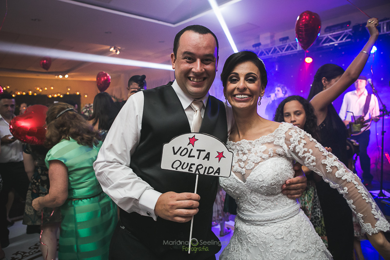 Casal de noivos em pista de dança em casa de festas em niterói em casamento registrado por Mariana Seelinger Fotografia de Casamentos e Familias em Niterói RJ