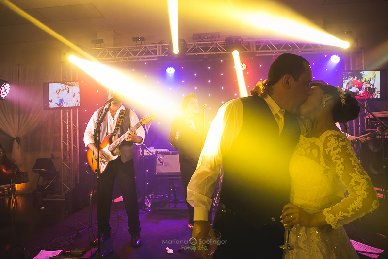 Noivos curtindo a banda em casamneto em casa de festas em niterói em casamento registrado por Mariana Seelinger Fotografia de Casamentos e Familias em Niterói RJ