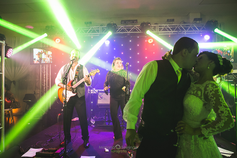 Banda de casamentos tocando em casa de festa em niterói em casamento registrado por Mariana Seelinger Fotografia de Casamentos e Familias em Niterói RJ