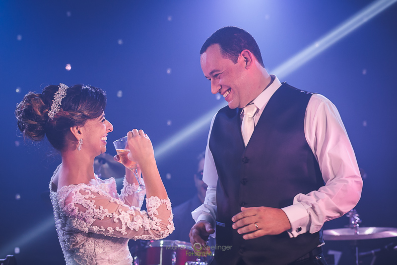 NOivos na pista de dança em casa de festa em niterói em casamento registrado por Mariana Seelinger Fotografia de Casamentos e Familias em Niterói RJ