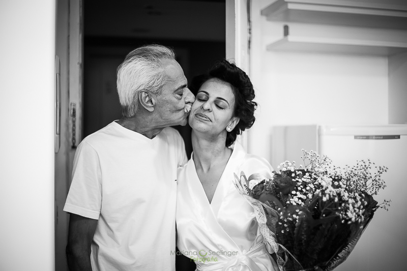 PAi e filha em casamento registrado por Mariana Seelinger Fotografia de Casamentos e Familias em Niterói RJ
