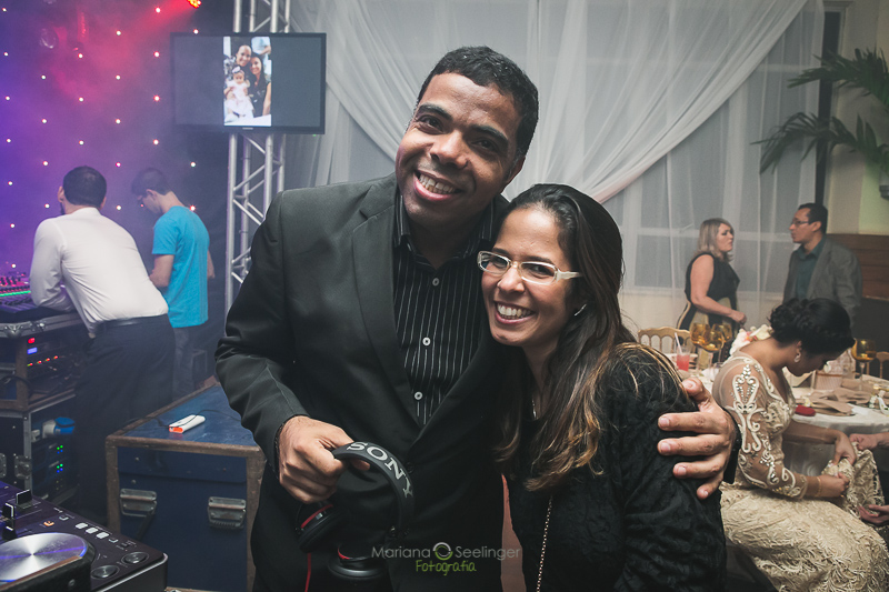 Foto do DJ e cerimonialista em casamento em casa de festa em niterói em casamento registrado por Mariana Seelinger Fotografia de Casamentos e Familias em Niterói RJ