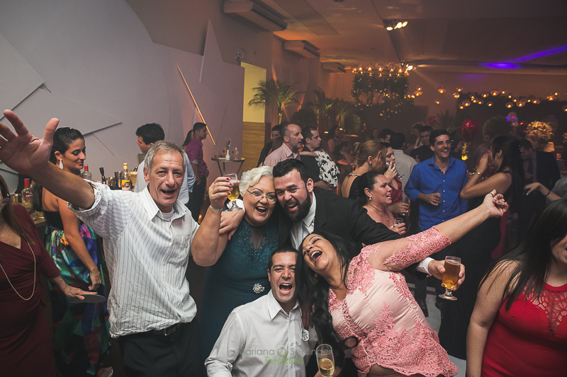 Noivos com seus familiares em festa de casamento em cassa de festas em niterói em casamento registrado por Mariana Seelinger Fotografia de Casamentos e Familias em Niterói RJ