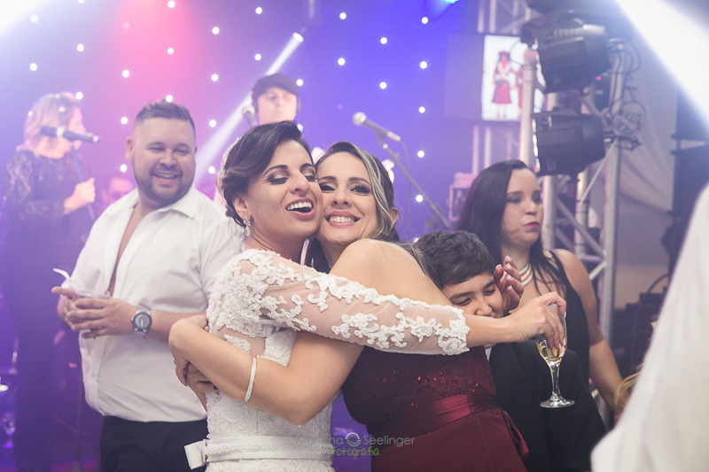 Noiva e familiares em pista de dança em casa de festas em niterói em casamento registrado por Mariana Seelinger Fotografia de Casamentos e Familias em Niterói RJ