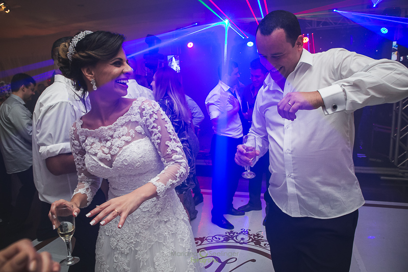 Noivos dançando em festa de casamento em niterói em casamento registrado por Mariana Seelinger Fotografia de Casamentos e Familias em Niterói RJ