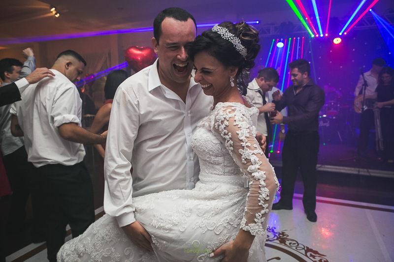 Noivo com a noiva no colo em pista de dança de casa de festa em niterói em casamento registrado por Mariana Seelinger Fotografia de Casamentos e Familias em Niterói RJ