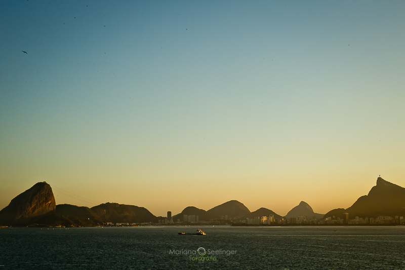 Foto no making of da noiva panorâmica Baia de Guanabara em Hotel Mercure Orizzonte Niteroi RJ por Mariana Seelinger