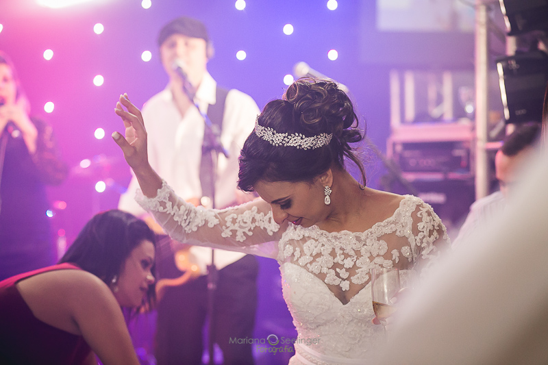 Noiva dançando em casamento registrado por Mariana Seelinger Fotografia de Casamentos e Familias em Niterói RJ