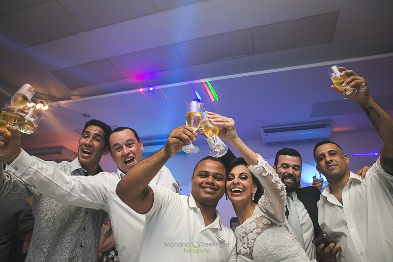 Noivos e familiares em pista de dança em casamento registrado por Mariana Seelinger Fotografia de Casamentos e Familias em Niterói RJ
