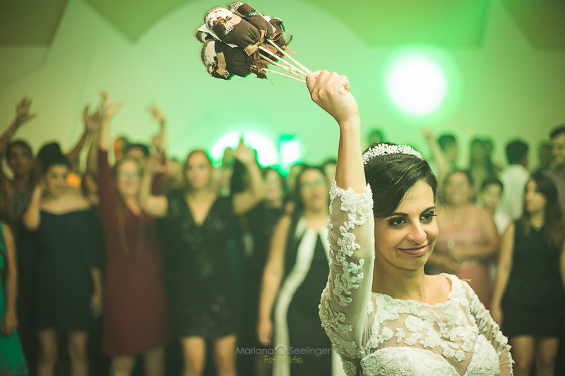 Foto do momento da noiva jogando o bouquet em casamento registrado por Mariana Seelinger Fotografia de Casamentos e Familias em Niterói RJ