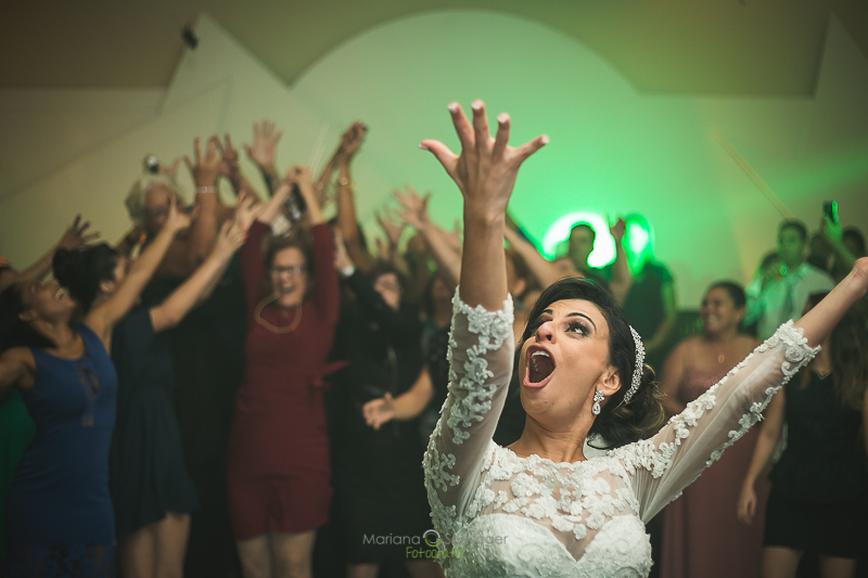 Fotos de casamedo bouquet no ar em ICB Iate Clube Brasileiro em Niterói RJ por Mariana Seelinger