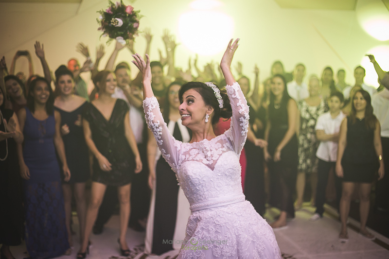 Fotos de casamedo bouquet no ar em ICB Iate Clube Brasileiro em Niterói RJ por Mariana Seelinger