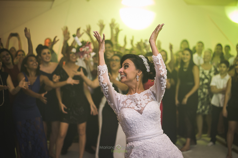 Fotos de casamedo bouquet no ar em ICB Iate Clube Brasileiro em Niterói RJ por Mariana Seelinger