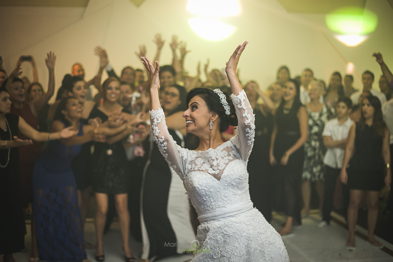 Fotos de casamedo bouquet no ar em ICB Iate Clube Brasileiro em Niterói RJ por Mariana Seelinger