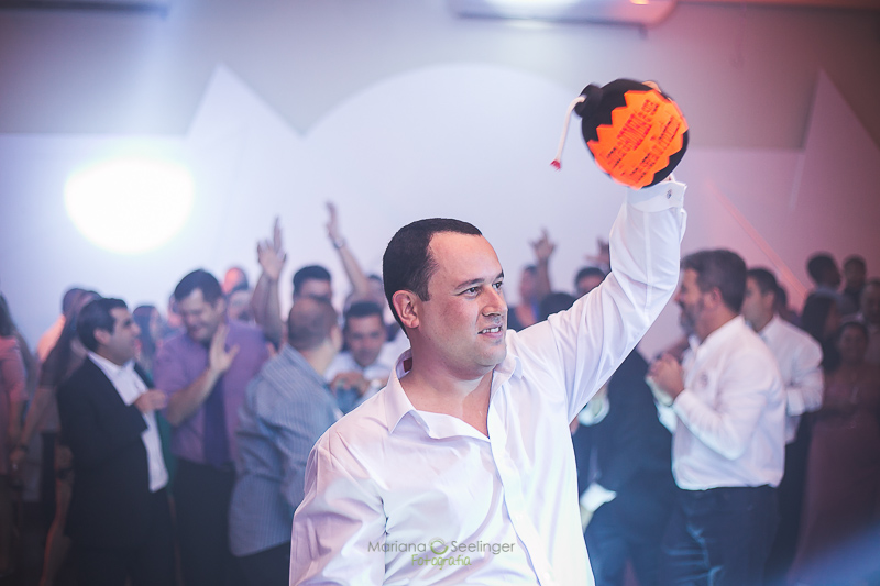 Noivo comemorando casamento em casamento registrado por Mariana Seelinger Fotografia de Casamentos e Familias em Niterói RJ