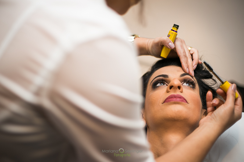 Noiva passando rímel em making of em casamento registrado por Mariana Seelinger Fotografia de Casamentos e Familias em Niterói RJ